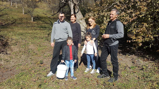 ОД ШЉИВА СЕ ДОБРО ЖИВИ: Млади брачни пар засукао рукаве у родном крају